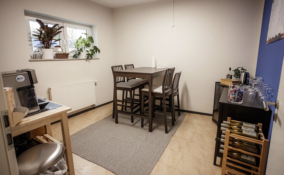 Bild einer Büroküche mit Tisch und Stühlen